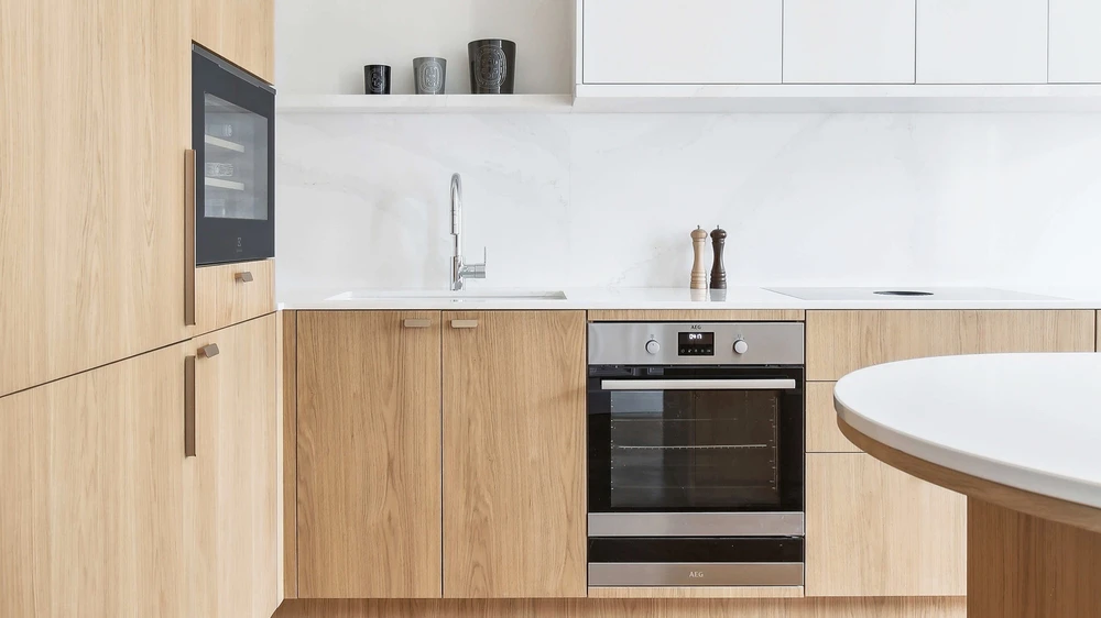 Nábytkové úchytky v modernej kuchyni – minimalistické kovové úchytky v drevenej kuchynskej linke od CPS Interiér